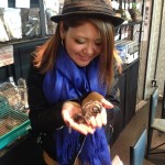 おしゃれなお姉さんとフクロモモンガ