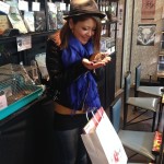 おしゃれなお姉さんとフクロモモンガ (2)