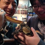 ヘビが初体験のお客様とボールとモトレー